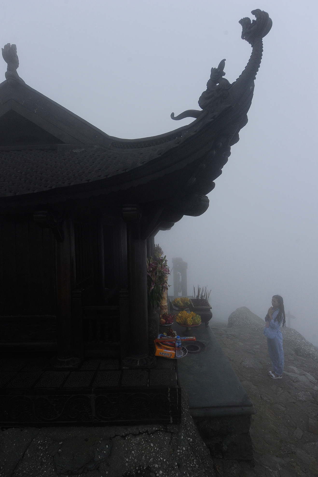 Du khách đến với chùa Đồng.