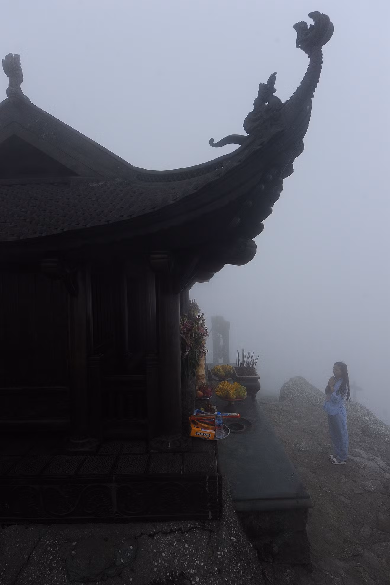 Du khách đến với chùa Đồng.