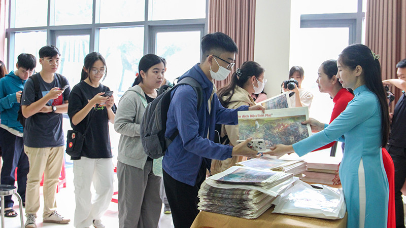 Độc giả xếp hàng nhận tranh.