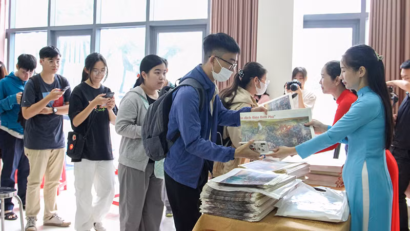 Độc giả xếp hàng nhận tranh.