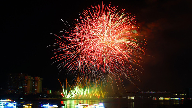 Những cụm pháo vẽ nên bức tranh đa dạng về trải nghiệm của con người.