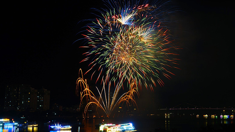 Khán giả được trải nghiệm vòng quanh thế giới bằng cảm xúc pháo hoa.