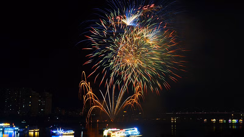 Khán giả được trải nghiệm vòng quanh thế giới bằng cảm xúc pháo hoa.