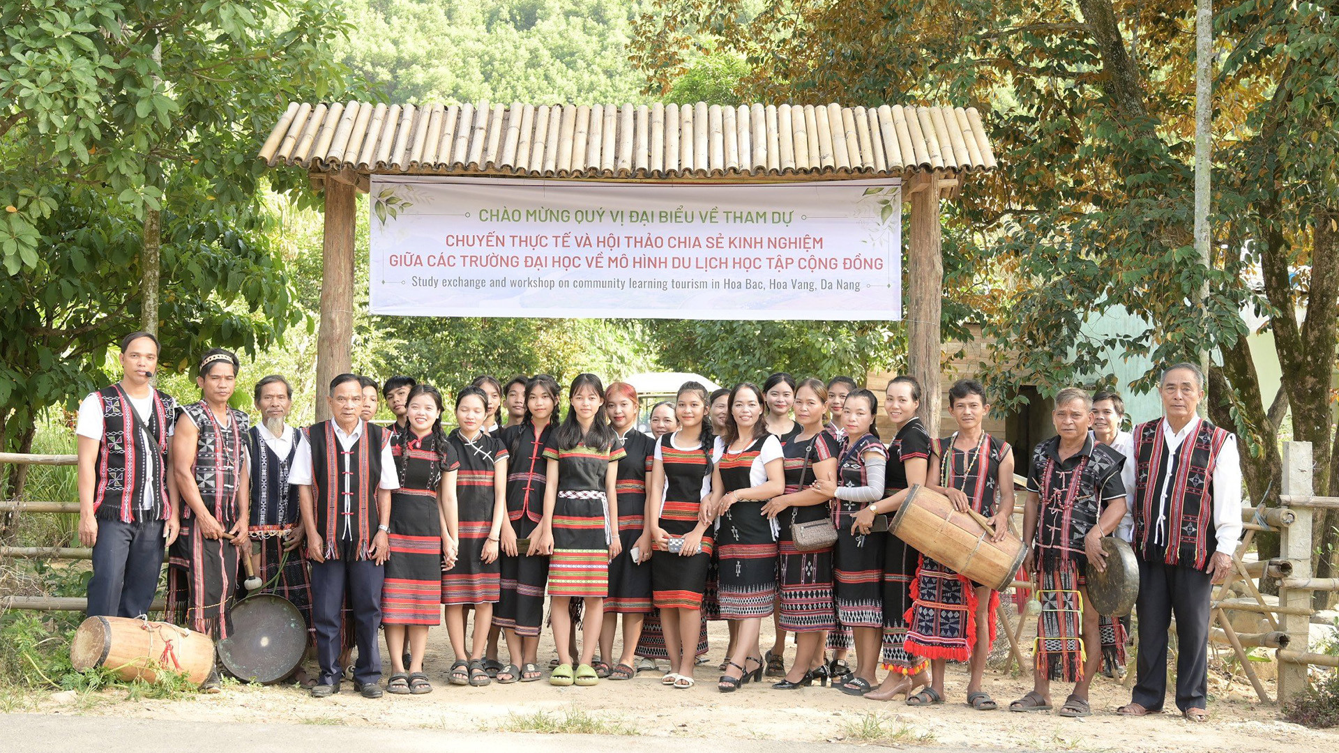 Người Cơ Tu tham gia làm du lịch cộng đồng.