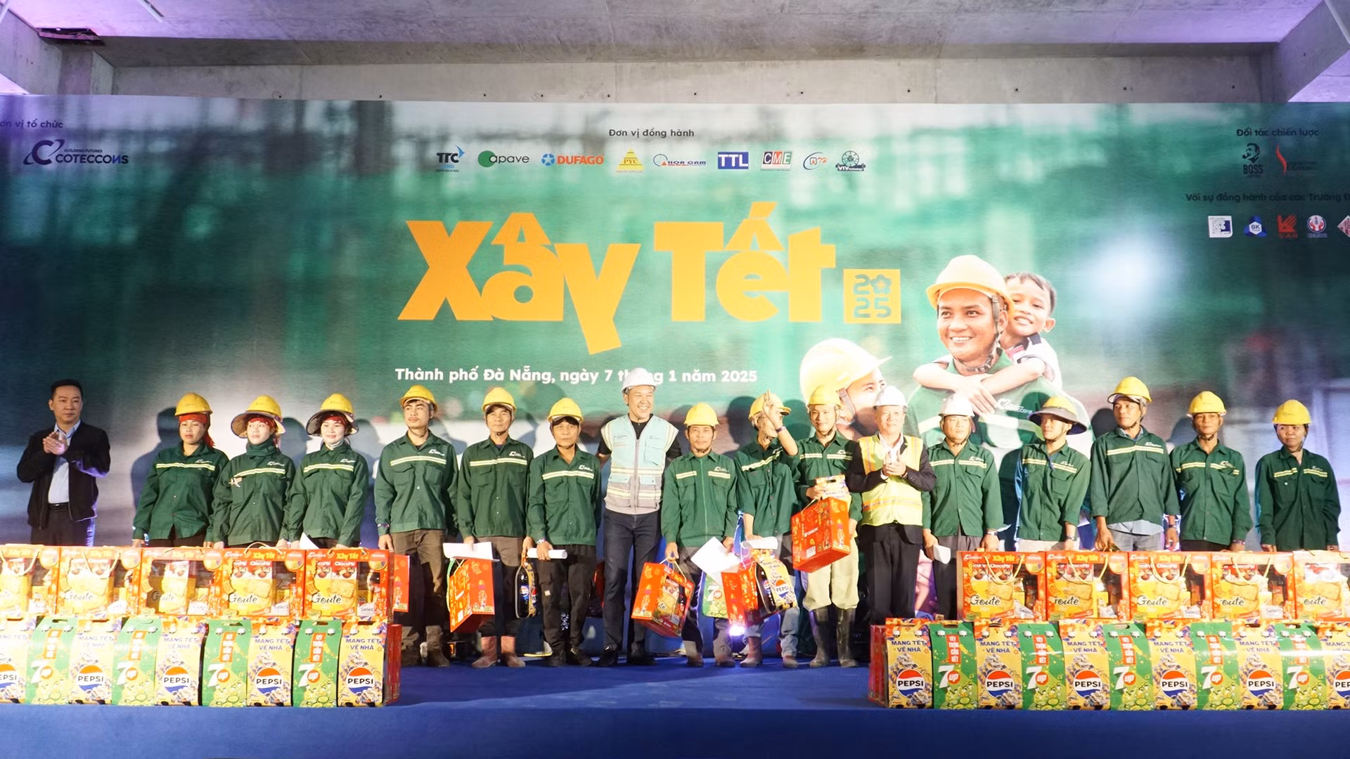 Trong chương trình “Xây Tết 2025”, Báo Nhân Dân phối hợp Công ty Cổ phần Xây dựng Coteccons trao quà Tết cho công nhân tại công trường ở Đà Nẵng. (Ảnh THANH TÂM)