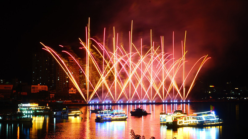 Đội Italia trình diễn đầu tiên.