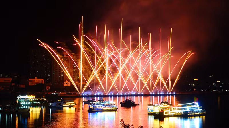 Đội Italia trình diễn đầu tiên.