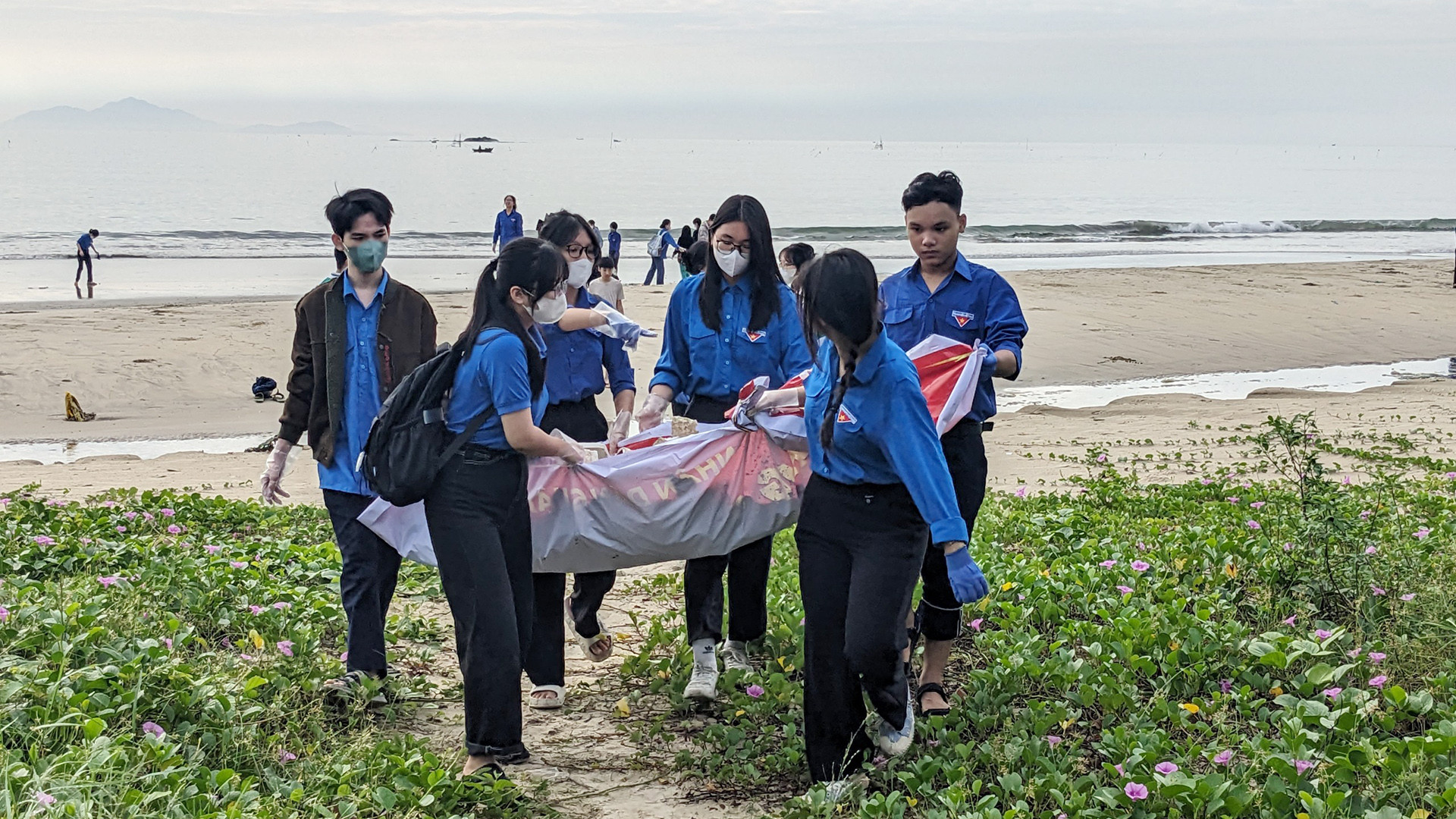 Đưa rác đã gom về một khu vực để đơn vị môi trường thực hiện xử lý rác đúng quy định.