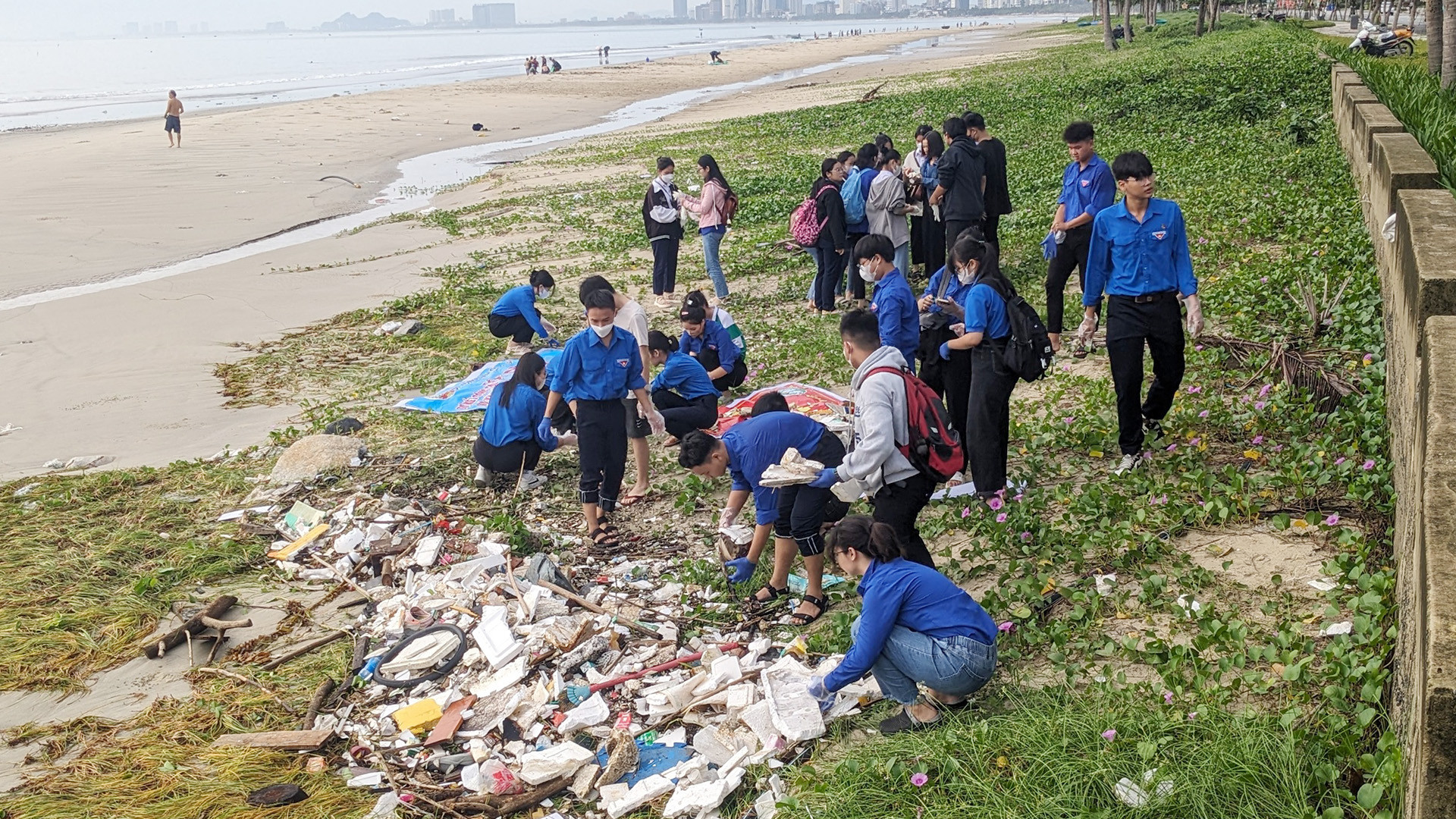 Theo đó, hàng ngàn đoàn viên, thanh niên đã tích cực ra quân từ sáng sớm nhằm chung tay vệ sinh tại các bãi biển du lịch trên địa bàn thành phố.
