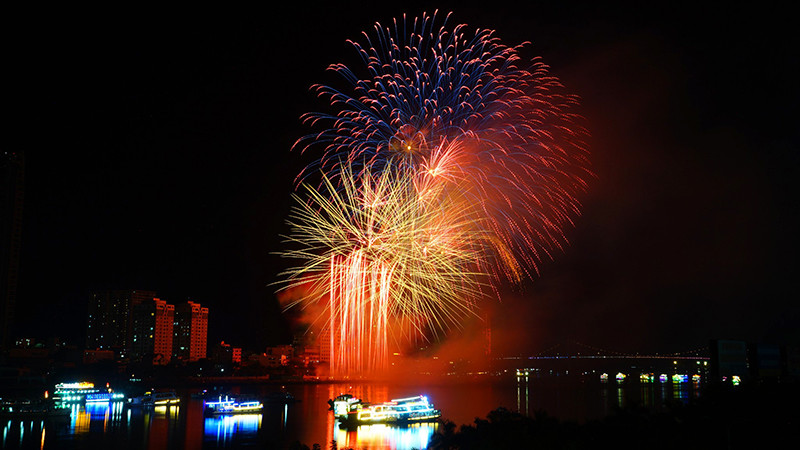 Những tia pháo hoa bắn lên từ dọc dòng sông Hàn.