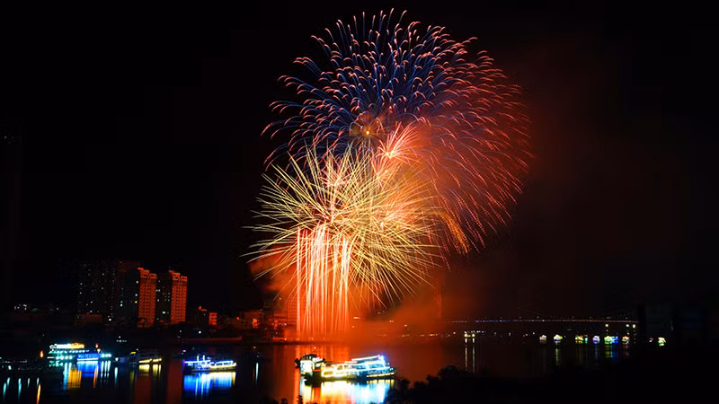 Những tia pháo hoa bắn lên từ dọc dòng sông Hàn.