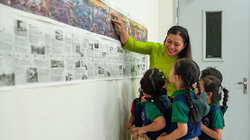 Xem tranh được trưng bày tại cơ quan thường trực.