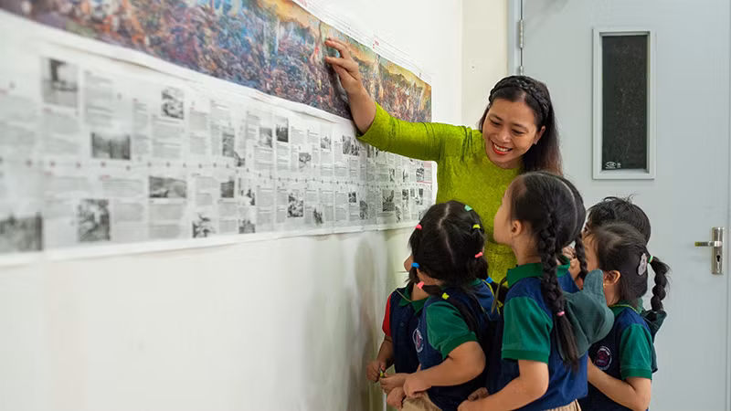 Xem tranh được trưng bày tại cơ quan thường trực.