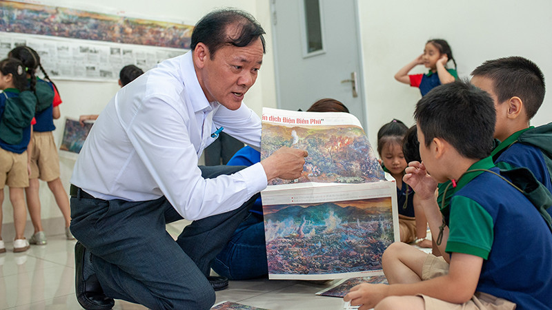 Trưởng Cơ quan Thường trực tại Đà Nẵng tương tác cùng các em nhỏ.