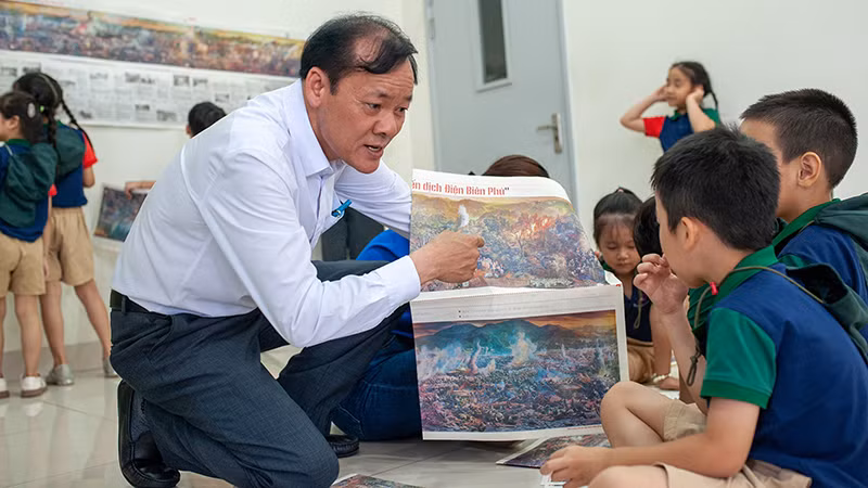 Trưởng Cơ quan Thường trực tại Đà Nẵng tương tác cùng các em nhỏ.