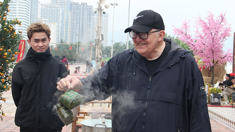 Bánh chưng được nấu tại chỗ.