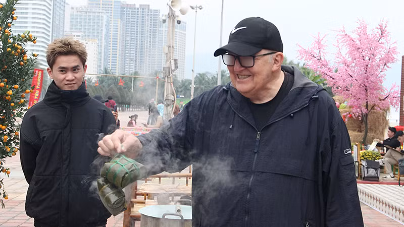 Bánh chưng được nấu tại chỗ.