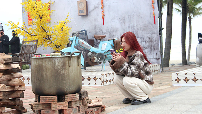 Trong tiết trời se lạnh, nồi nấu bánh chưng cùng bếp củi đỏ lửa trở thành "điểm nóng".