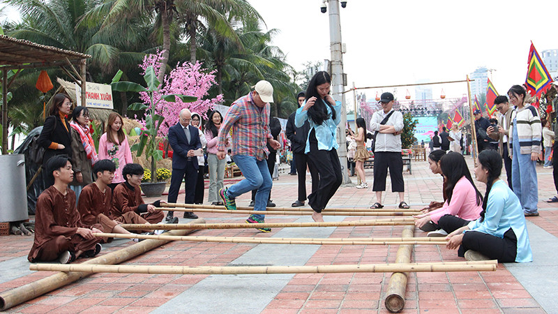 Trải nghiệm trò chơi dân gian.