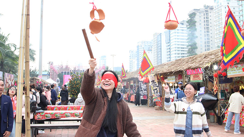 Bịt mắt đập niêu.