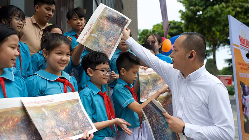 Học sinh háo hức nhận tranh.