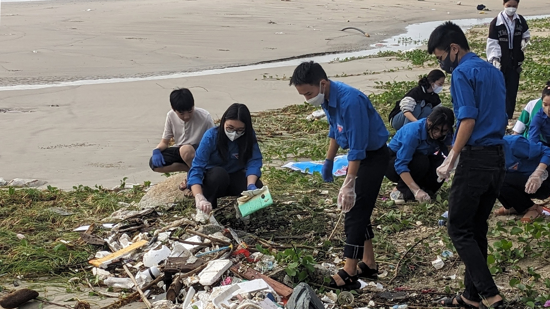 Nhằm hỗ trợ thành phố khắc phục sau đợt mưa lũ,Thành Đoàn Đà Nẵng phát động ra quân liên tục từ ngày 18 đến ngày 22/10.