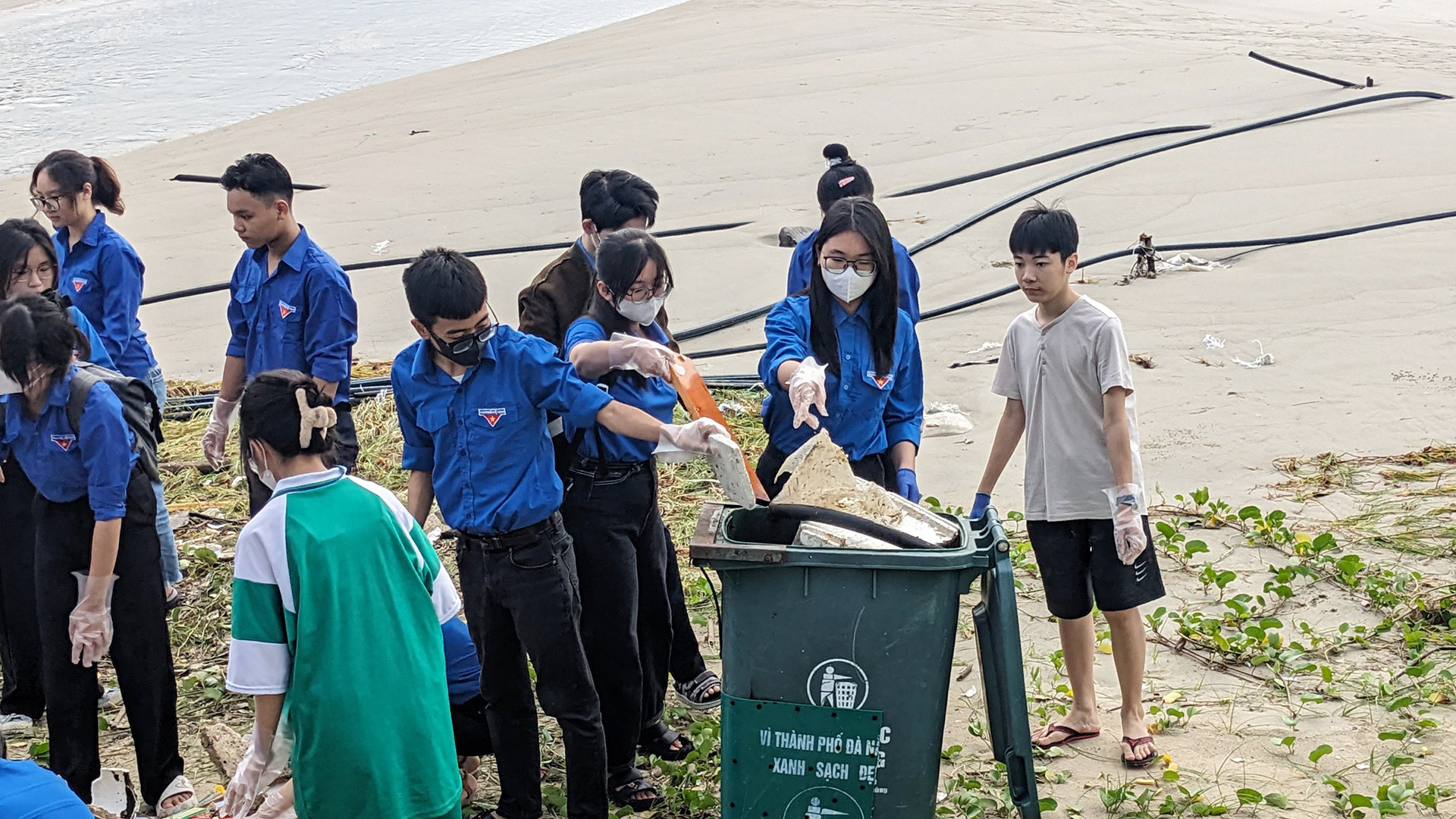 Các bạn trẻ gồm đoàn thanh niên, học sinh, sinh viên trên địa bàn cùng tham gia.