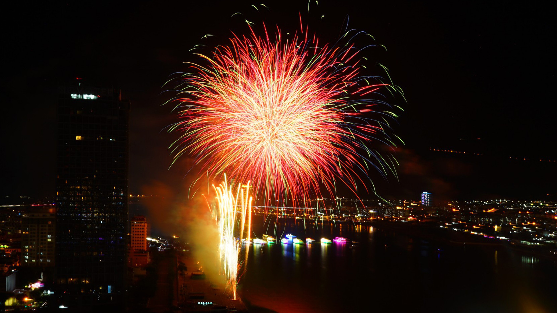 Những bông pháo hoa đủ loại sắc màu