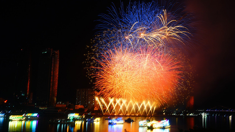 Italia mở màn đêm thi đấu với tuyệt tác mang tên “Vũ trụ rạng rỡ: Bản giao hưởng ánh sáng”.