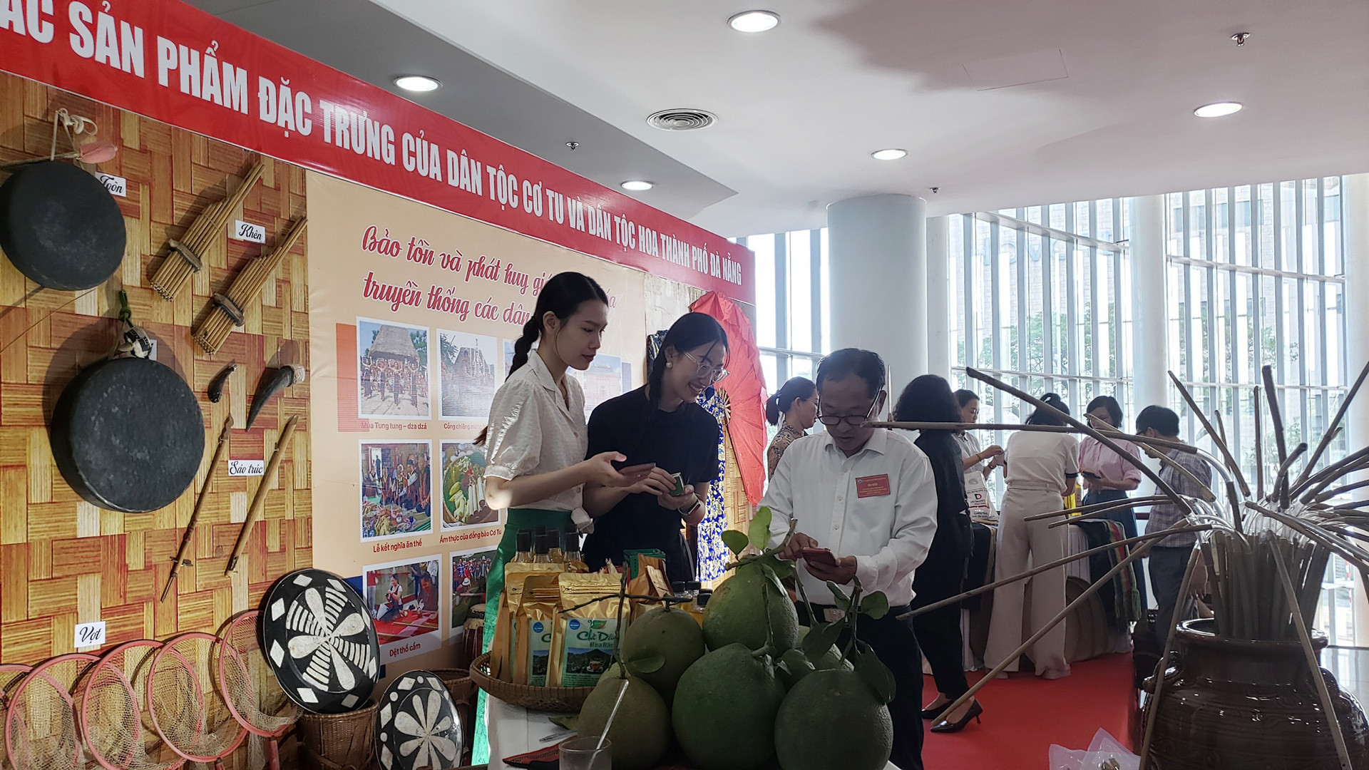 Trưng bày sản phẩm đặc trưng của người Cơ Tu và người Hoa.