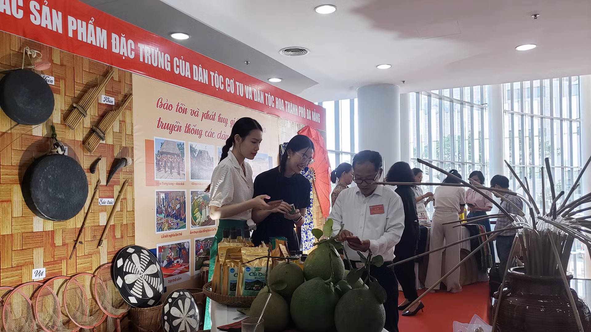 Trưng bày sản phẩm đặc trưng của người Cơ Tu và người Hoa. Trưng bày sản phẩm đặc trưng của người Cơ Tu và người Hoa.