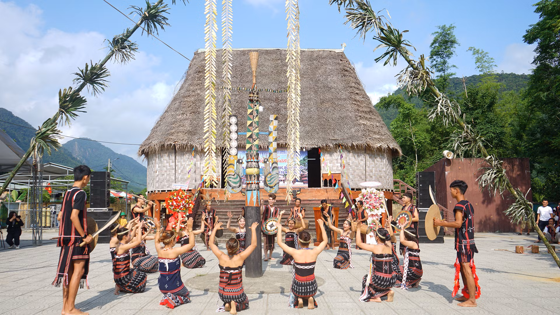Đồng bào dân tộc thiểu số Cơ Tu sinh sống tập trung tại hai thôn Tà Lang, Giàn Bí, xã Hòa Bắc và thôn Phú Túc, xã Hòa Phú (huyện Hòa Vang).