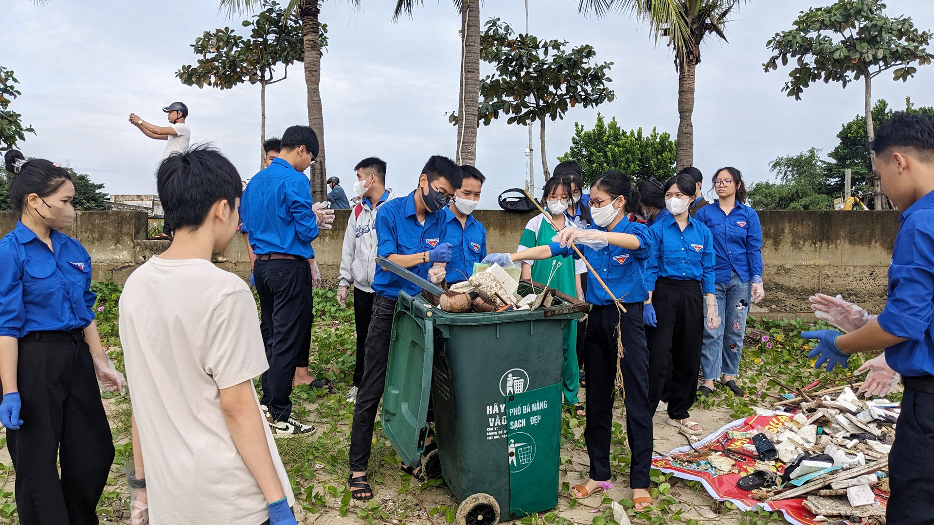 Trước đó, ngay sau khi kết thúc đợt mưa lớn kéo dài, 56 đội hình thanh niên tình nguyện xung kích, phòng chống, ứng phó với thiên tai bão lũ trên địa bàn thành phố đã tích cực ra quân vệ sinh môi trường tại các địa bàn dân cư, trường học, hỗ trợ người dân sửa chữa xe máy, trang thiết bị.