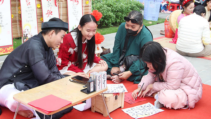 Cùng học viết thư pháp.