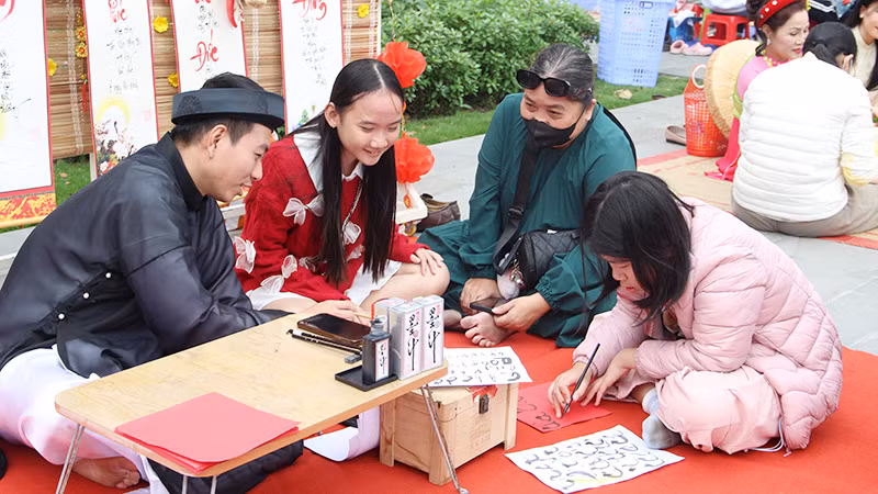 Cùng học viết thư pháp.