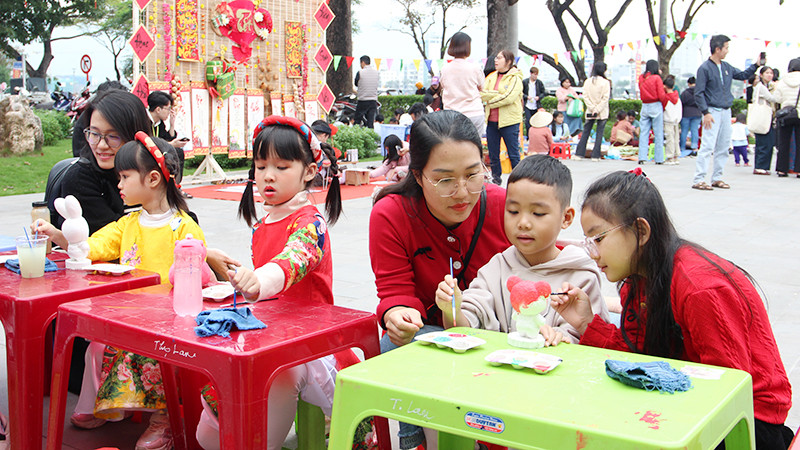 Phiên chợ để gia đình cùng gắn kết.