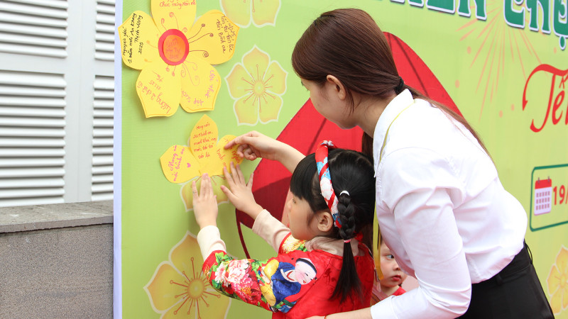 Gửi lời chúc lên cánh hoa mai.