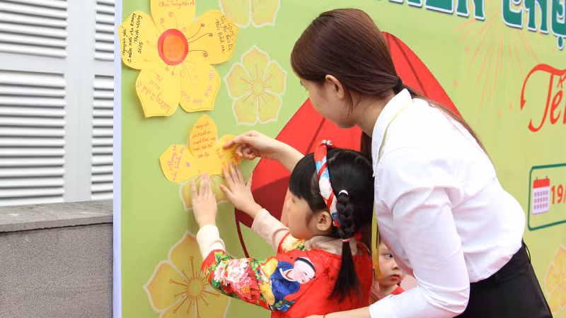 Gửi lời chúc lên cánh hoa mai.