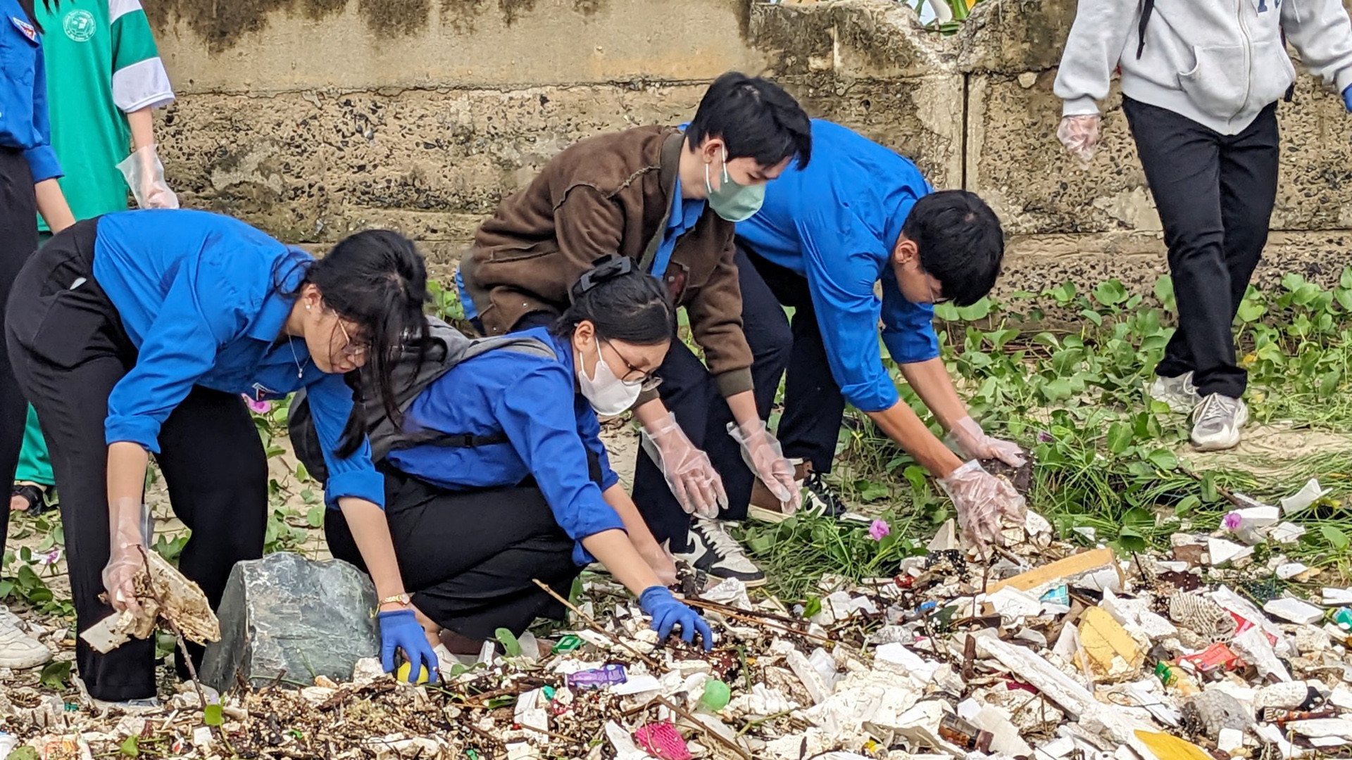 Rác đọng ở các bãi biển khá nhiều.