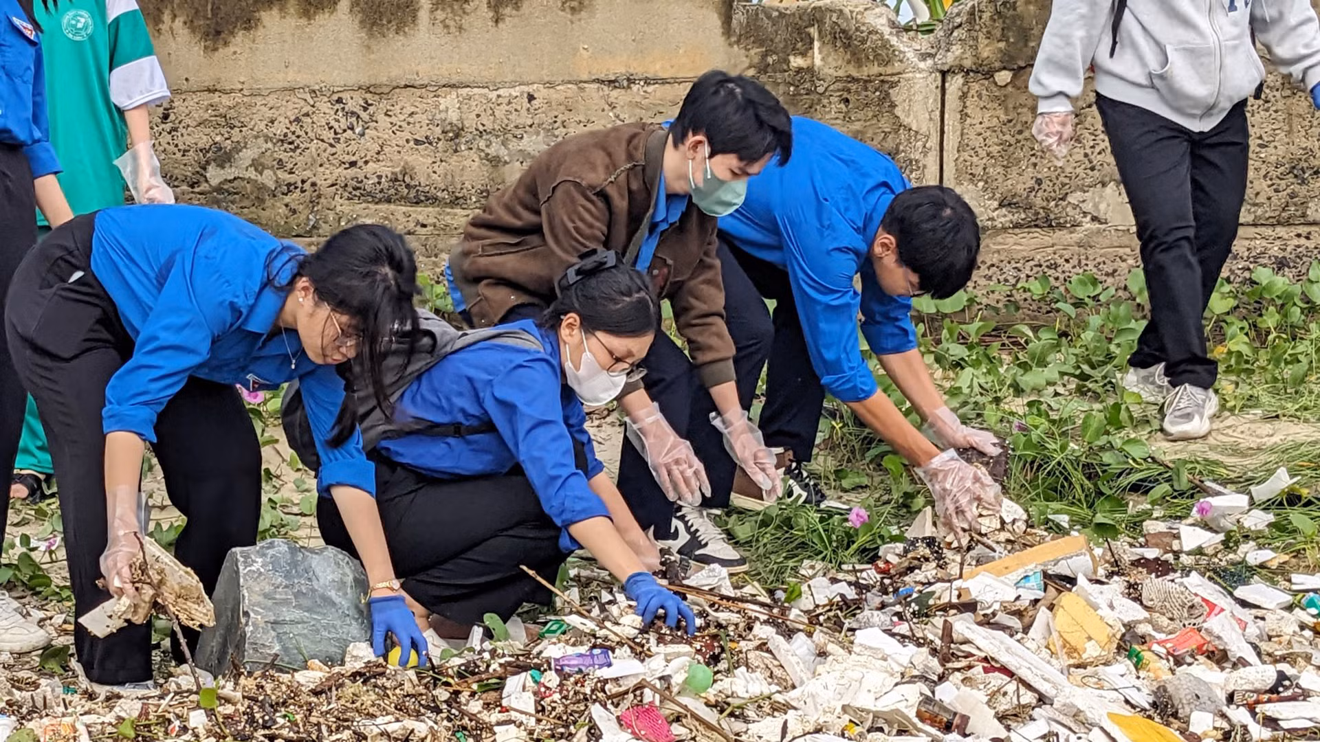 Rác đọng ở các bãi biển khá nhiều.