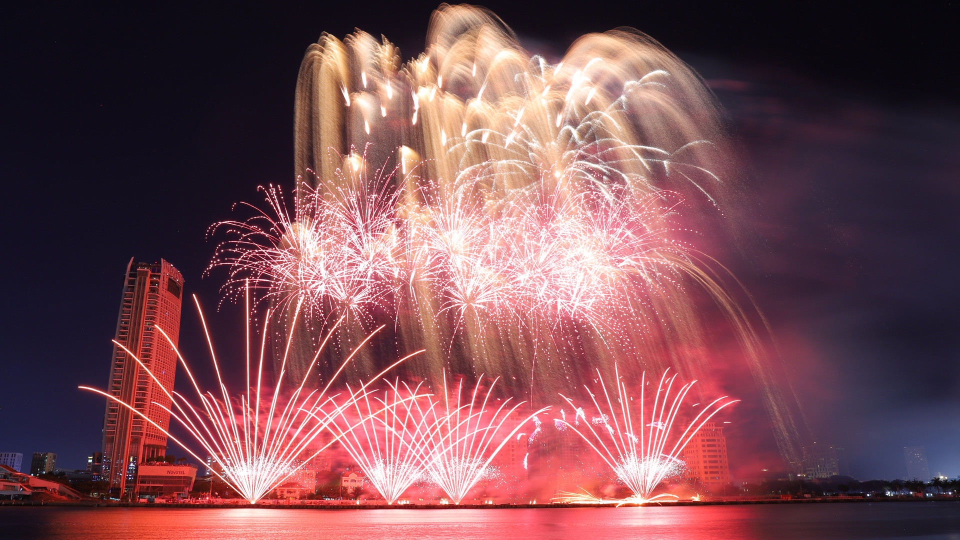 Màn trình diễn pháo lấy cảm hứng của nghệ thuật “thêu tay truyền thống”