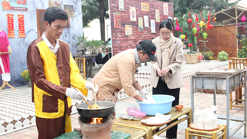 Làm bánh, mứt truyền thống.