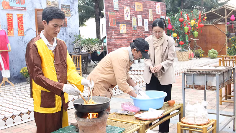 Làm bánh, mứt truyền thống.