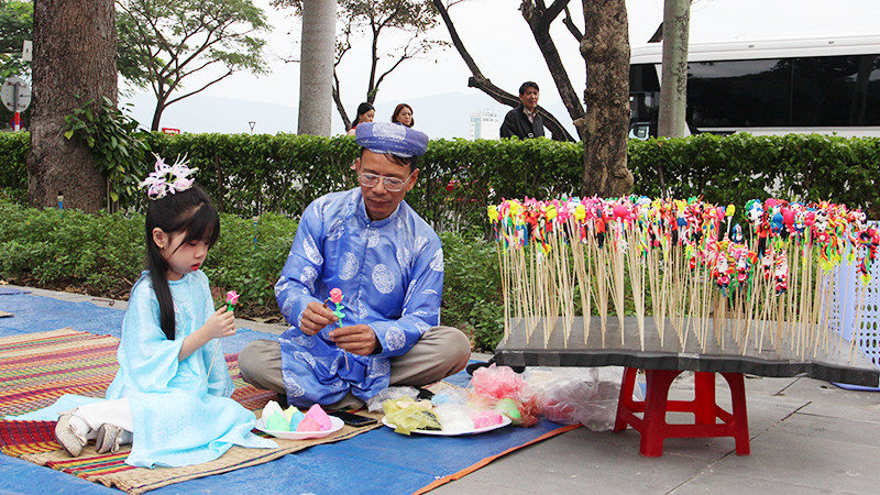 Khu vực nặn tò he được các em nhỏ thích thú.