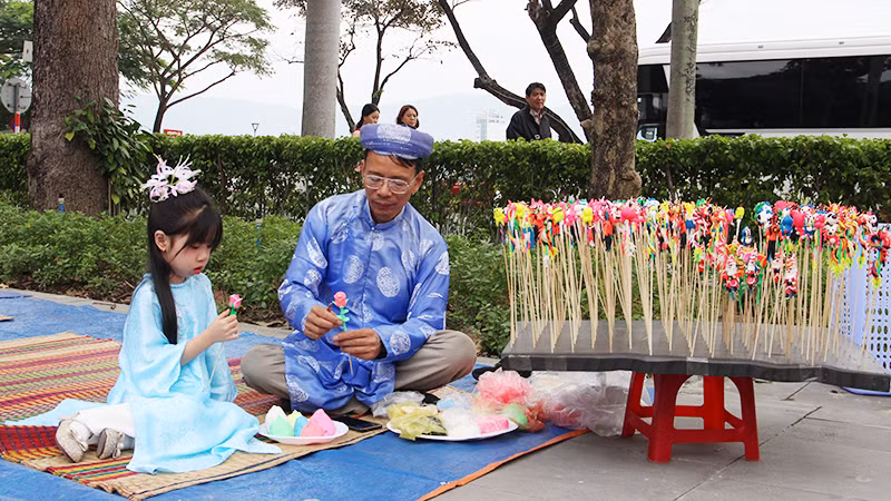 Khu vực nặn tò he được các em nhỏ thích thú.