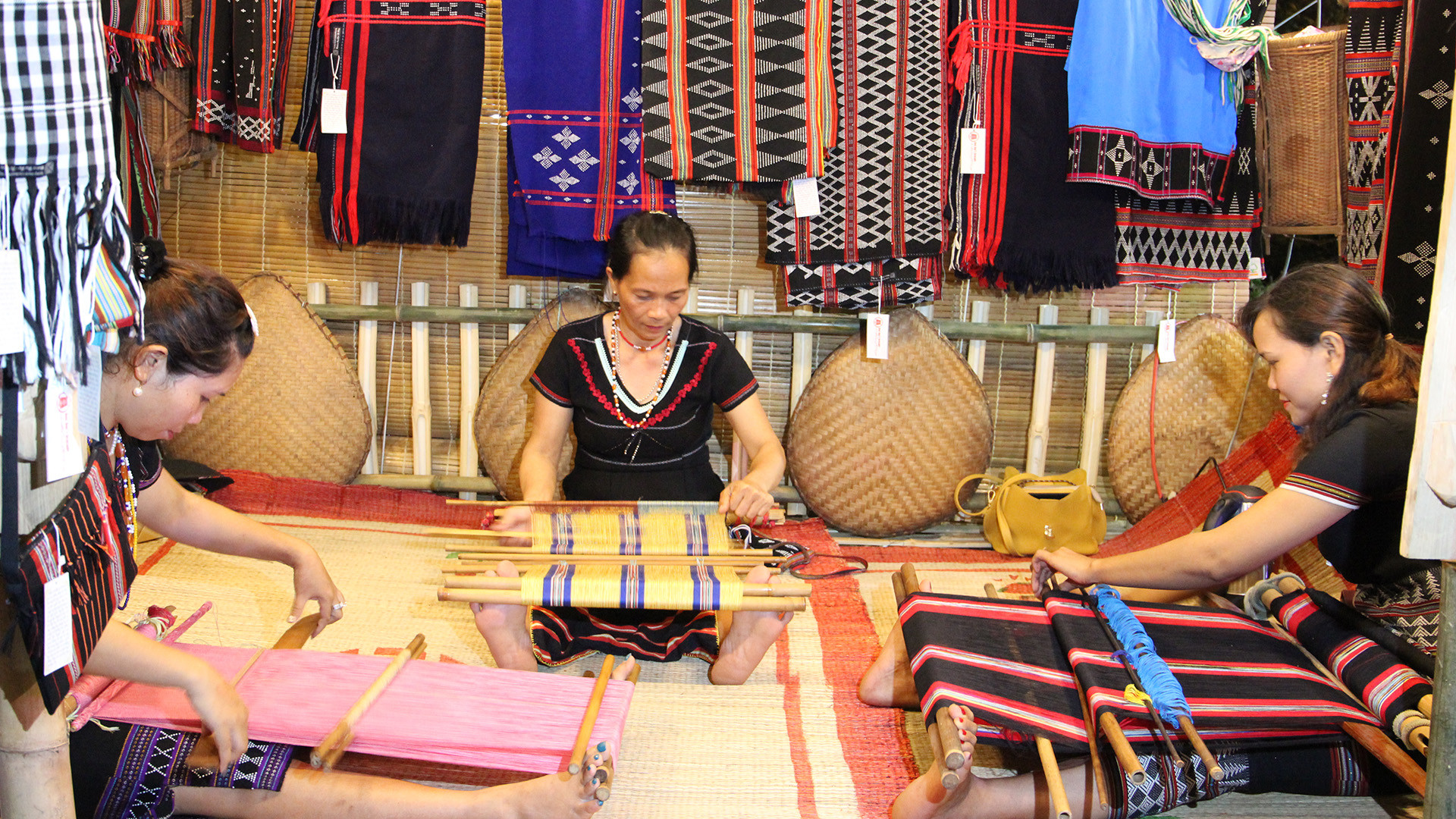 Thổ cẩm Cơ Tu được "hồi sinh".