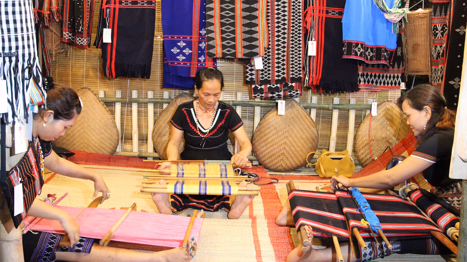 Thổ cẩm Cơ Tu được "hồi sinh". Thổ cẩm Cơ Tu được "hồi sinh".