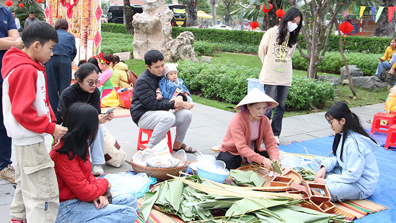 Học gói bánh chưng.