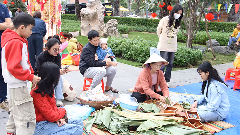 Học gói bánh chưng.