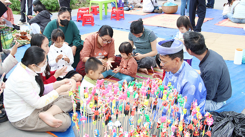 Cùng nhau trải nghiệm.